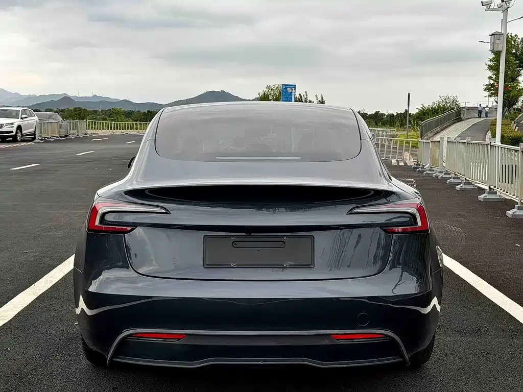 Tesla Model 3 — фото 9