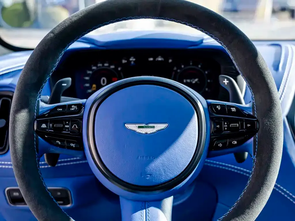 Aston Martin DBX — фото 9