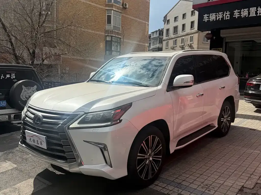 Lexus LX — фото 1