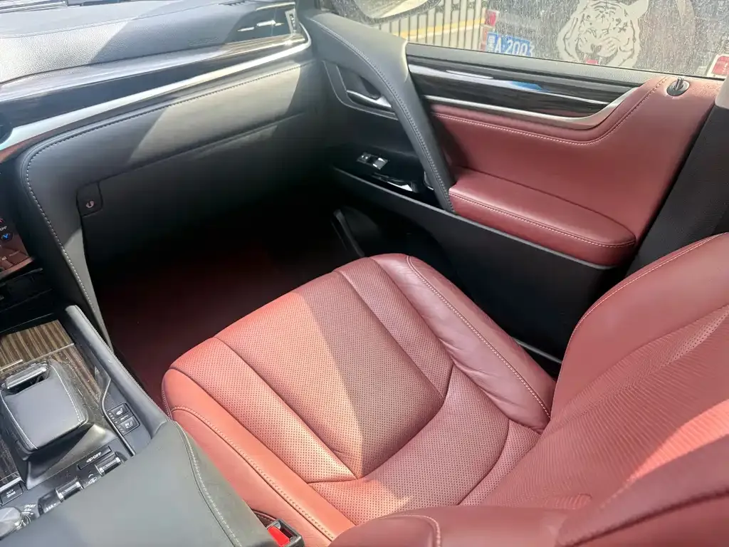 Lexus LX — фото 10