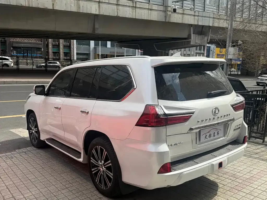 Lexus LX — фото 8