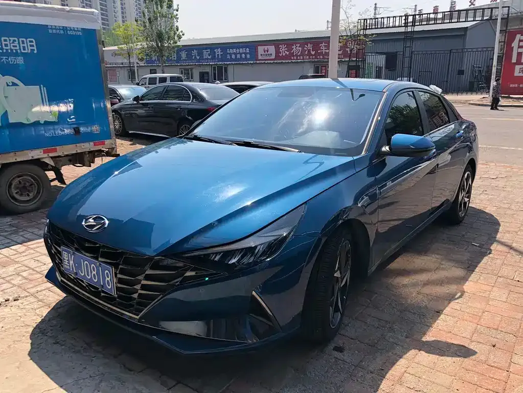 Hyundai Elantra — фото 1