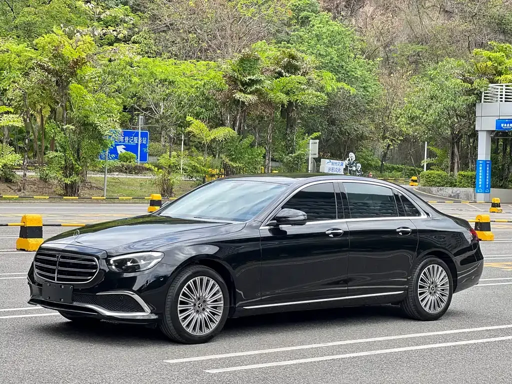 Mercedes-Benz E-Class — фото 1
