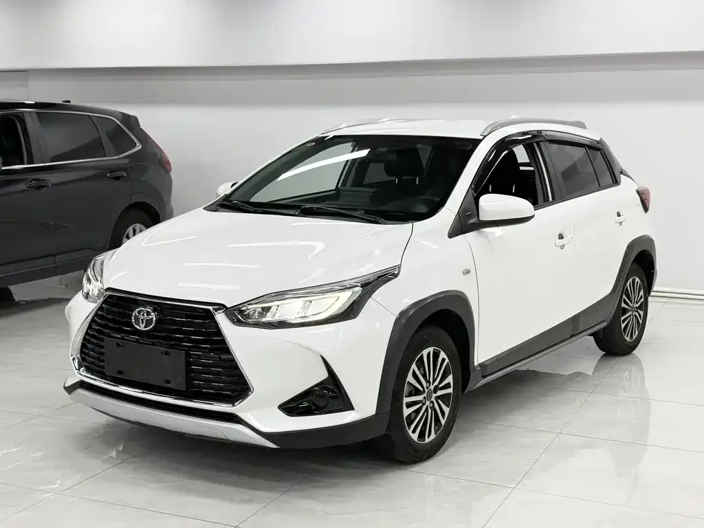 Toyota Yaris L — фото 1