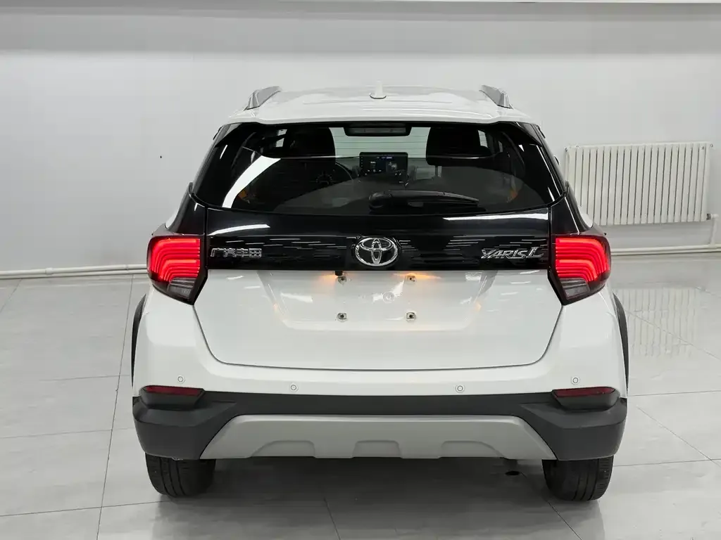 Toyota Yaris L — фото 3