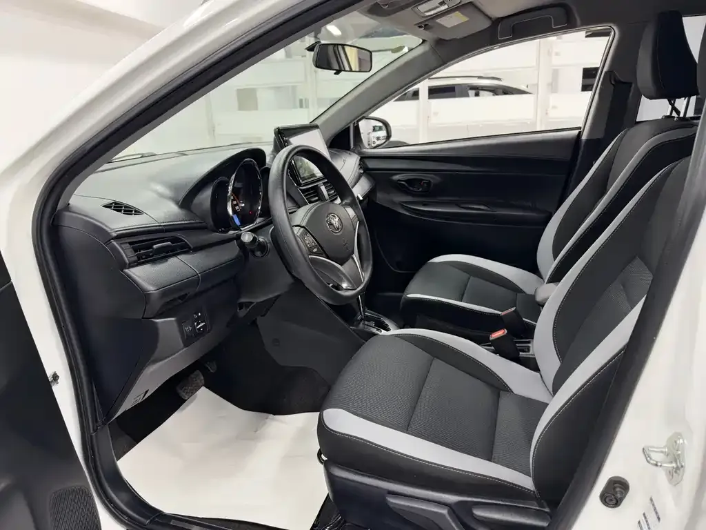 Toyota Yaris L — фото 4