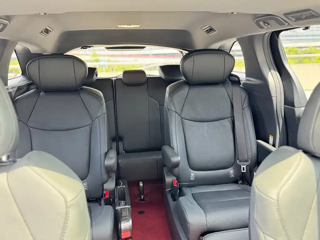 Toyota Sienna — фото 8