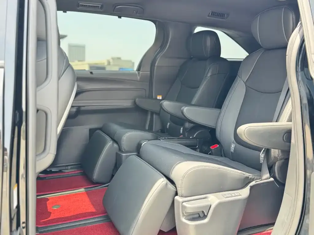 Toyota Sienna — фото 10