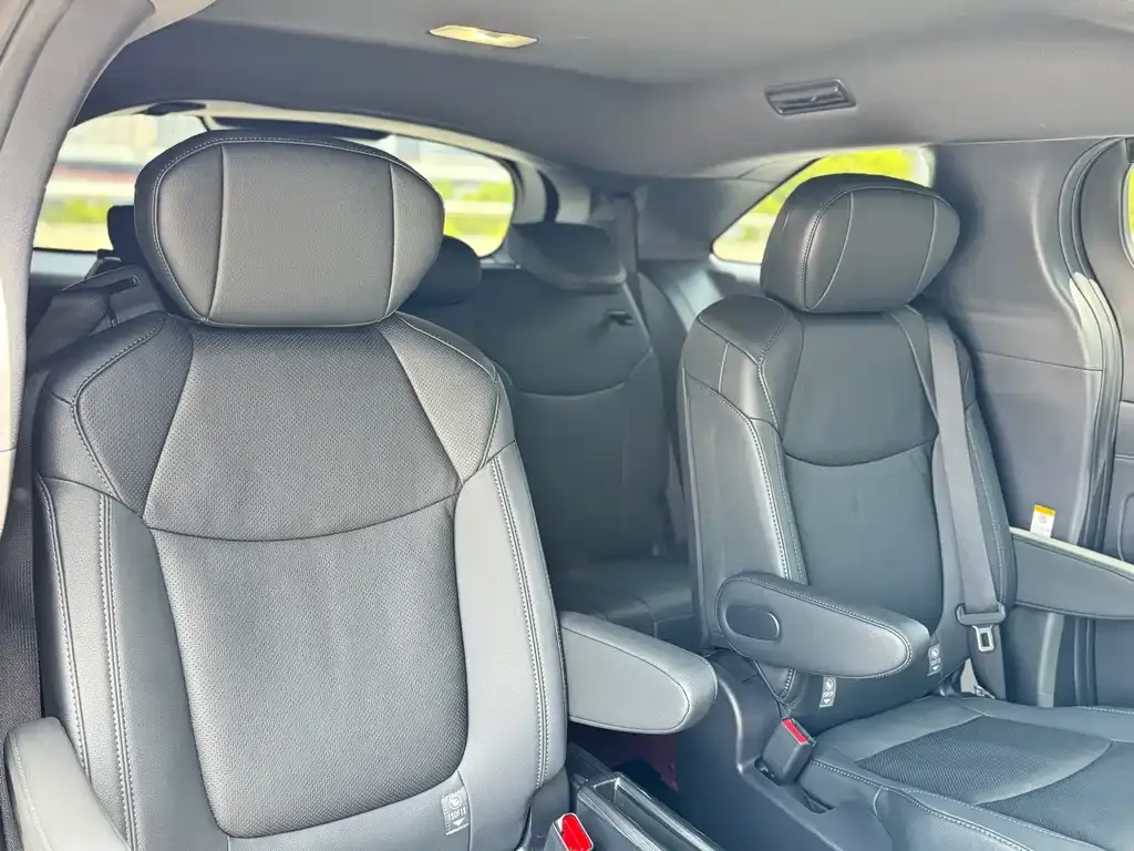 Toyota Sienna — фото 4