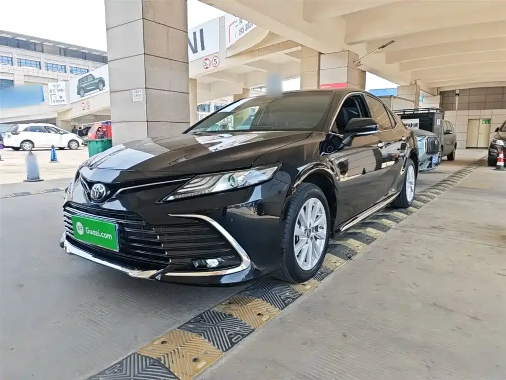 Toyota Camry — фото 1