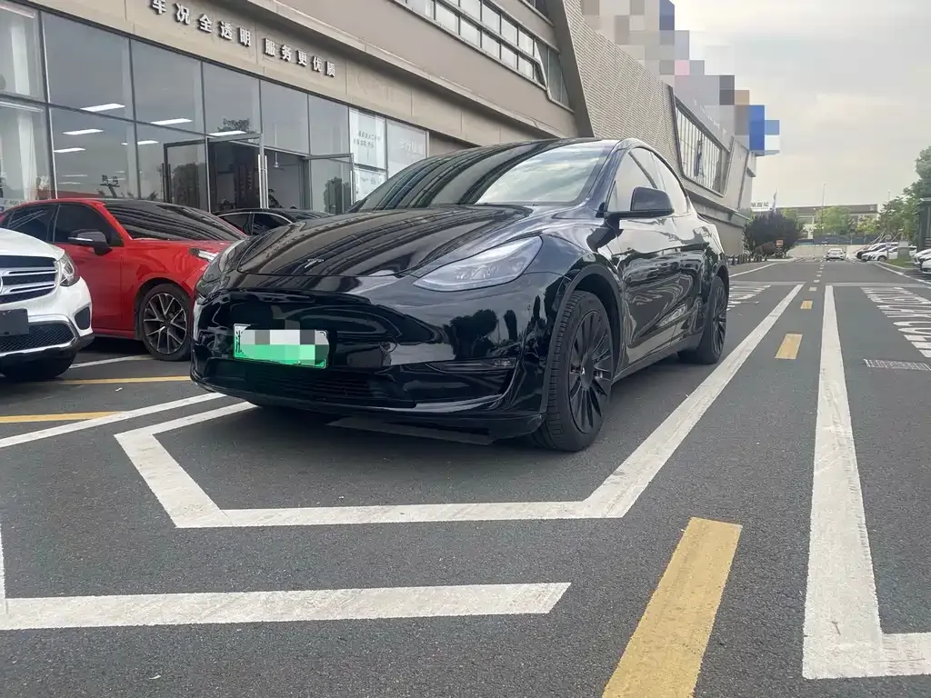 Tesla Model Y — фото 1