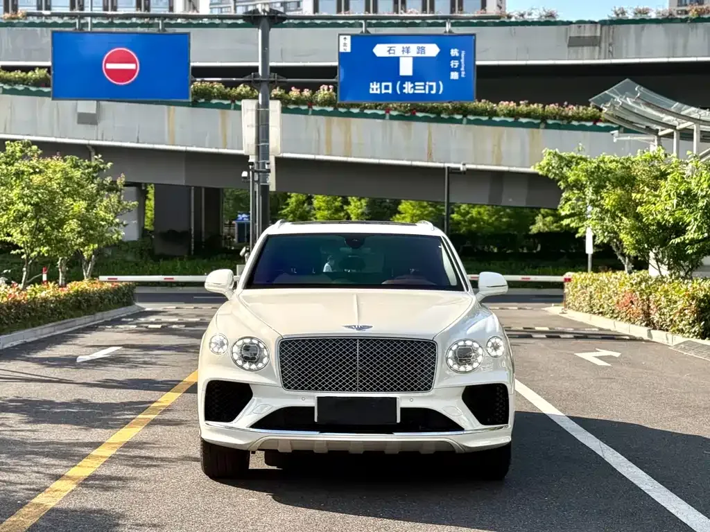 Bentley Bentayga — фото 1