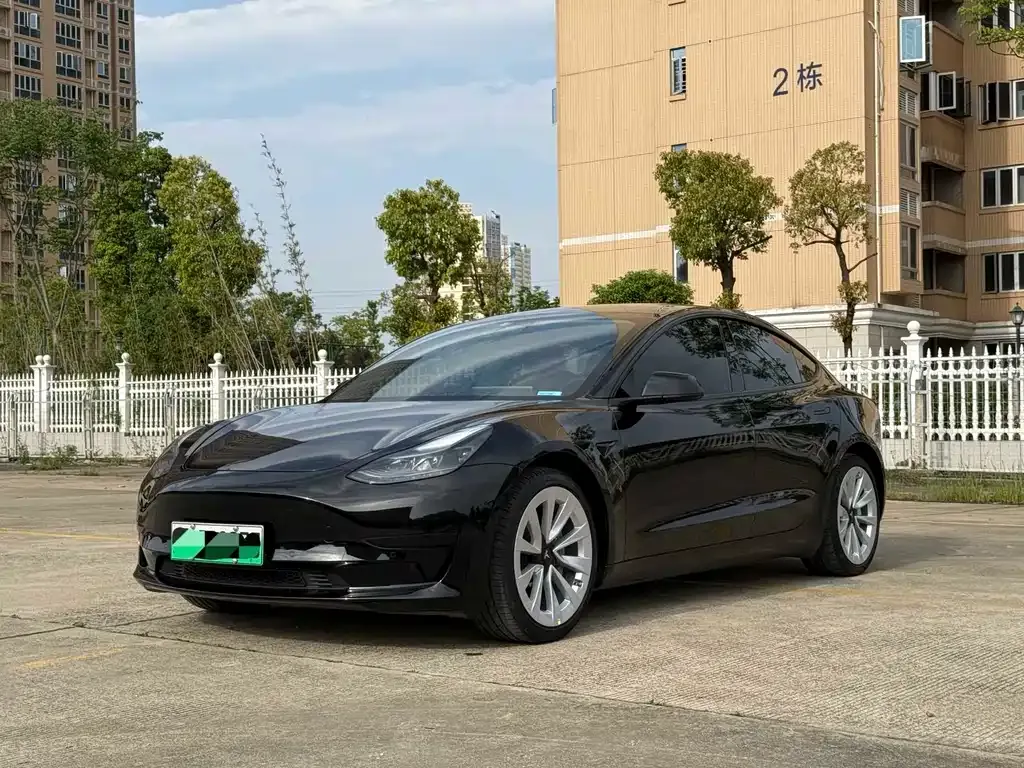 Tesla Model 3 — фото 1