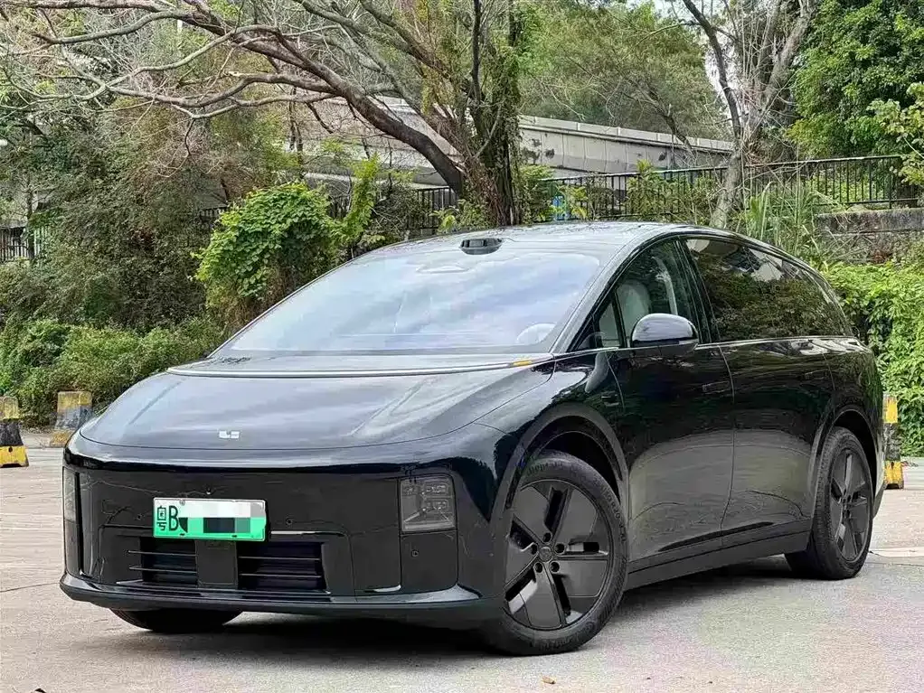 Li Auto i8 — фото 1