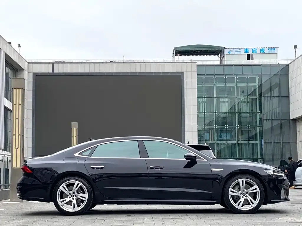 Audi A7L — фото 2