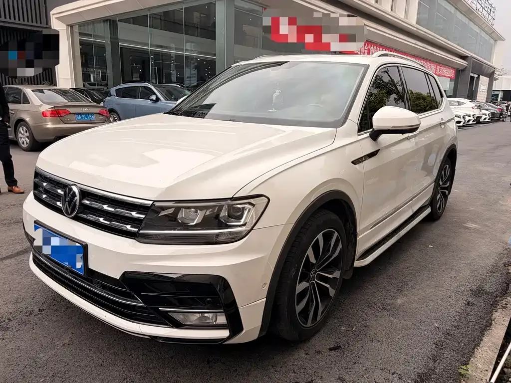 Volkswagen Tiguan L — фото 1