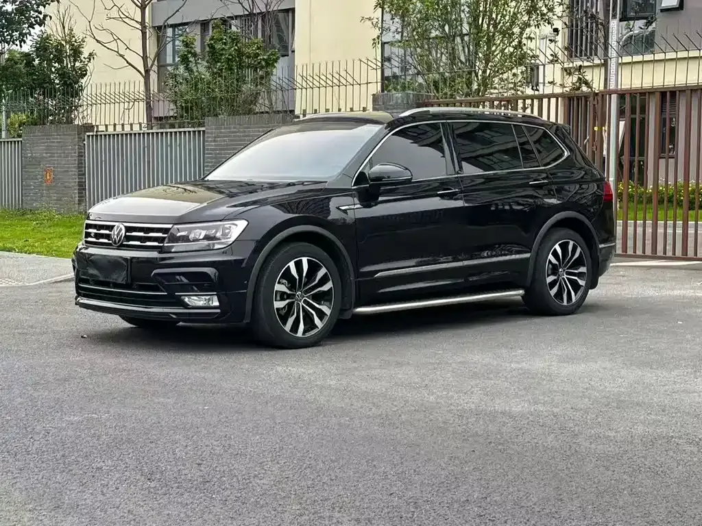 Volkswagen Tiguan L — фото 1