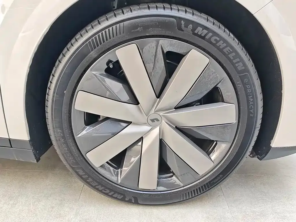 Li Auto i8 — фото 3