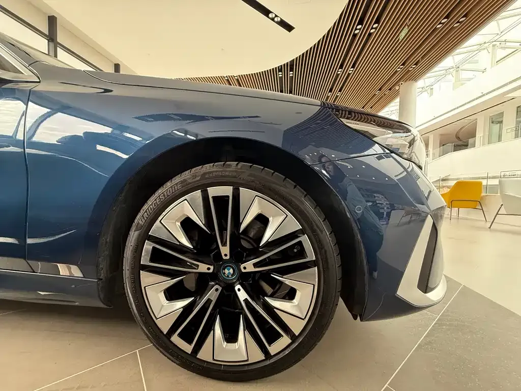 BMW i5 — фото 9