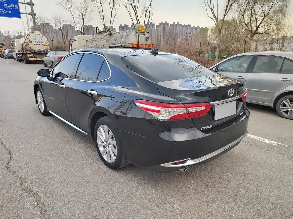 Toyota Camry — фото 5