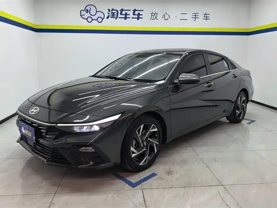 Hyundai Elantra — фото 1