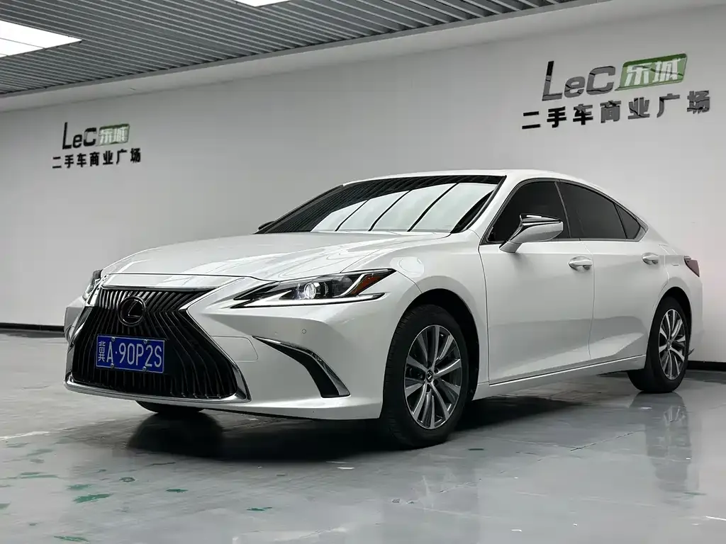 Lexus ES — фото 1