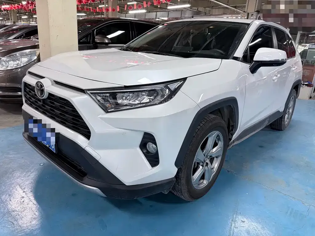 Toyota RAV4 — фото 1