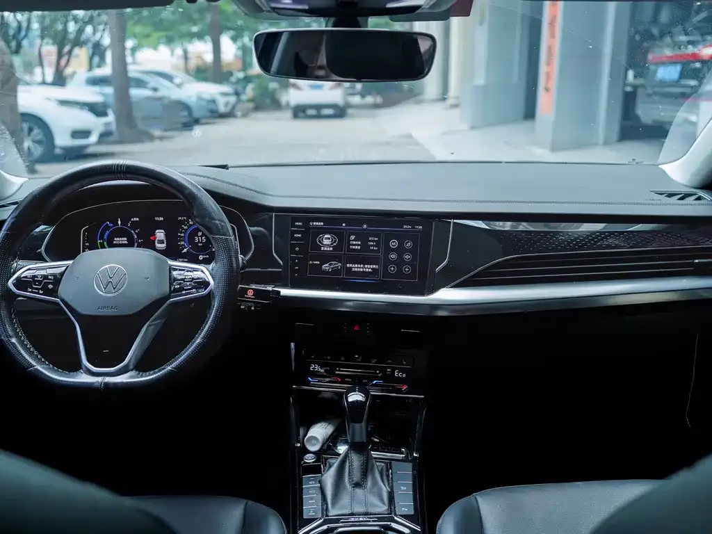 Volkswagen Passat New Energy — фото 10