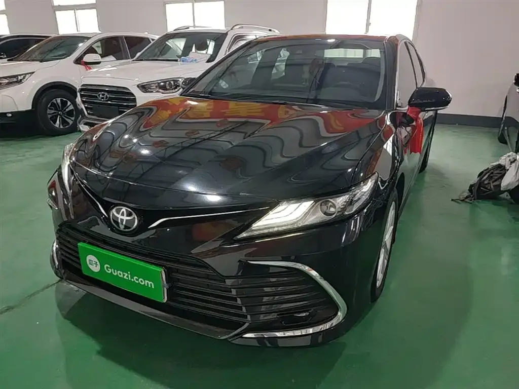 Toyota Camry — фото 1