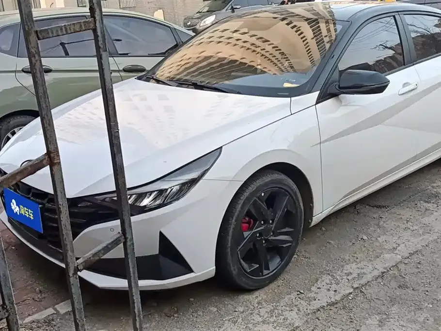 Hyundai Elantra — фото 1