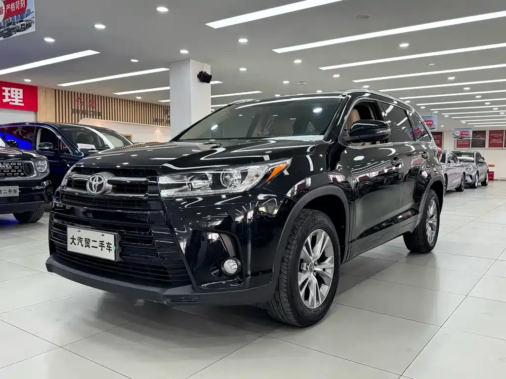 Toyota Highlander — фото 1