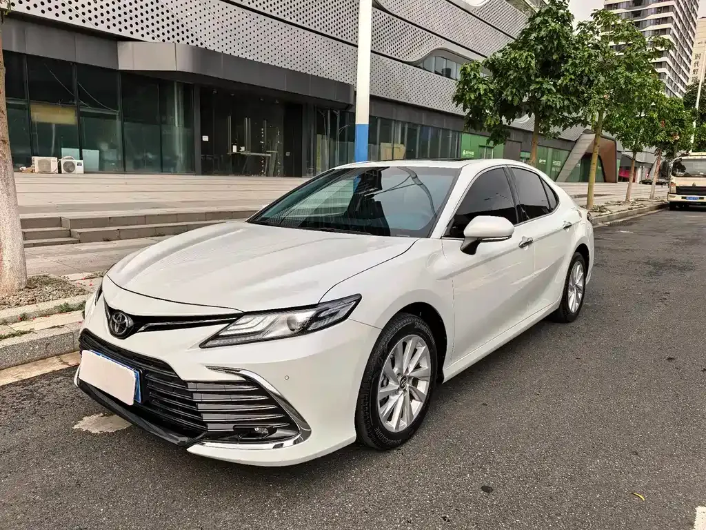 Toyota Camry — фото 1
