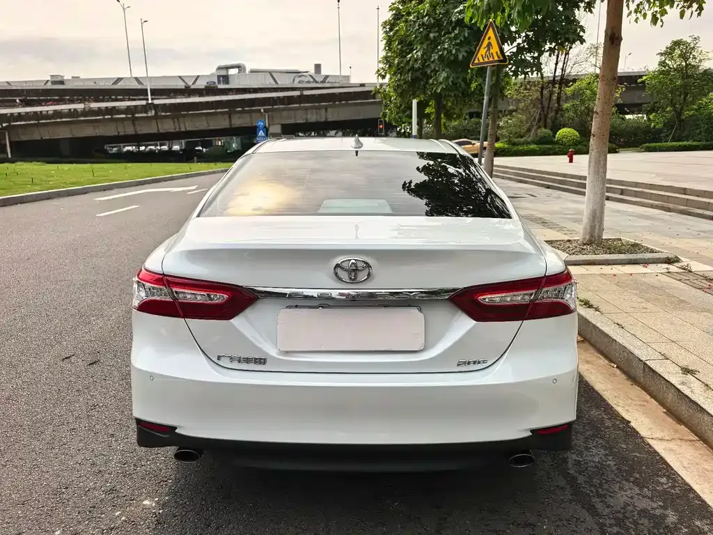 Toyota Camry — фото 5