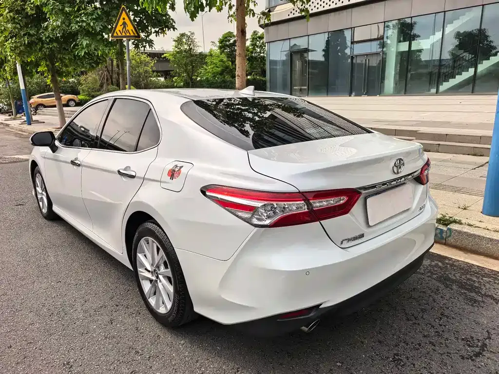 Toyota Camry — фото 10