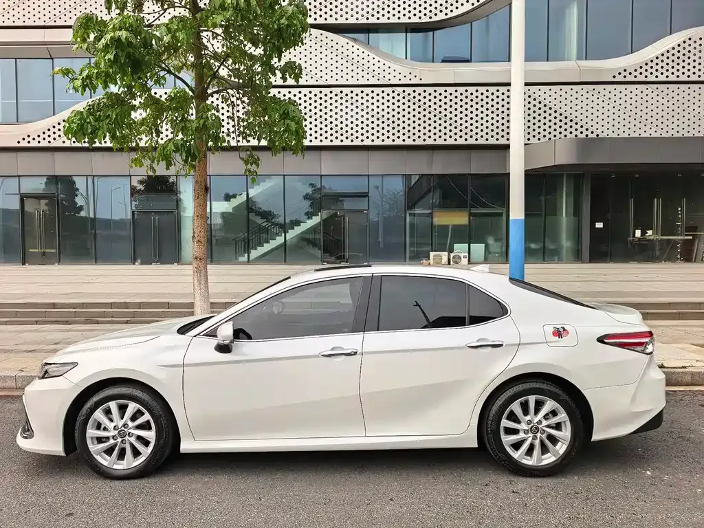 Toyota Camry — фото 4