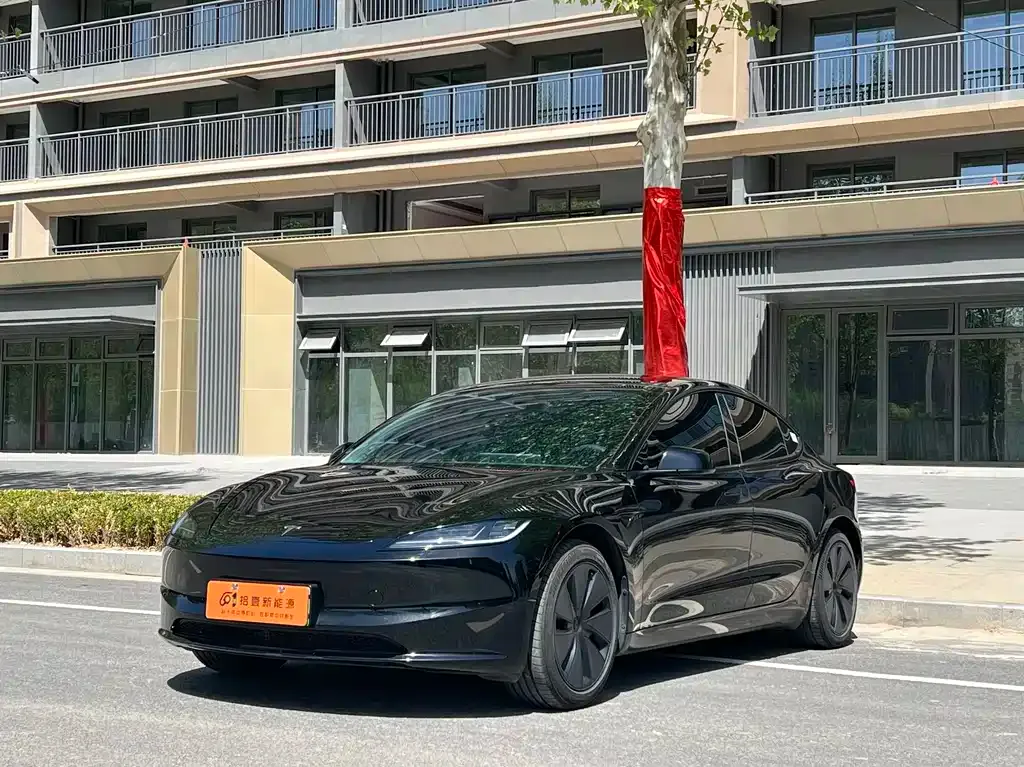 Tesla Model 3 — фото 1
