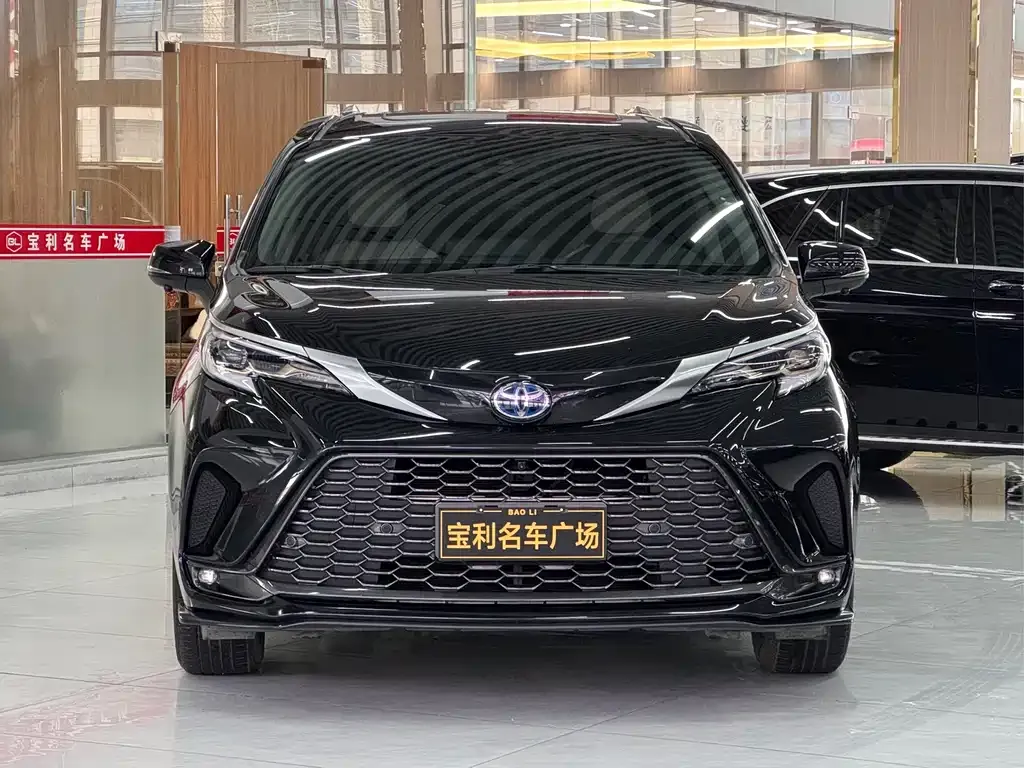 Toyota Granvia — фото 1
