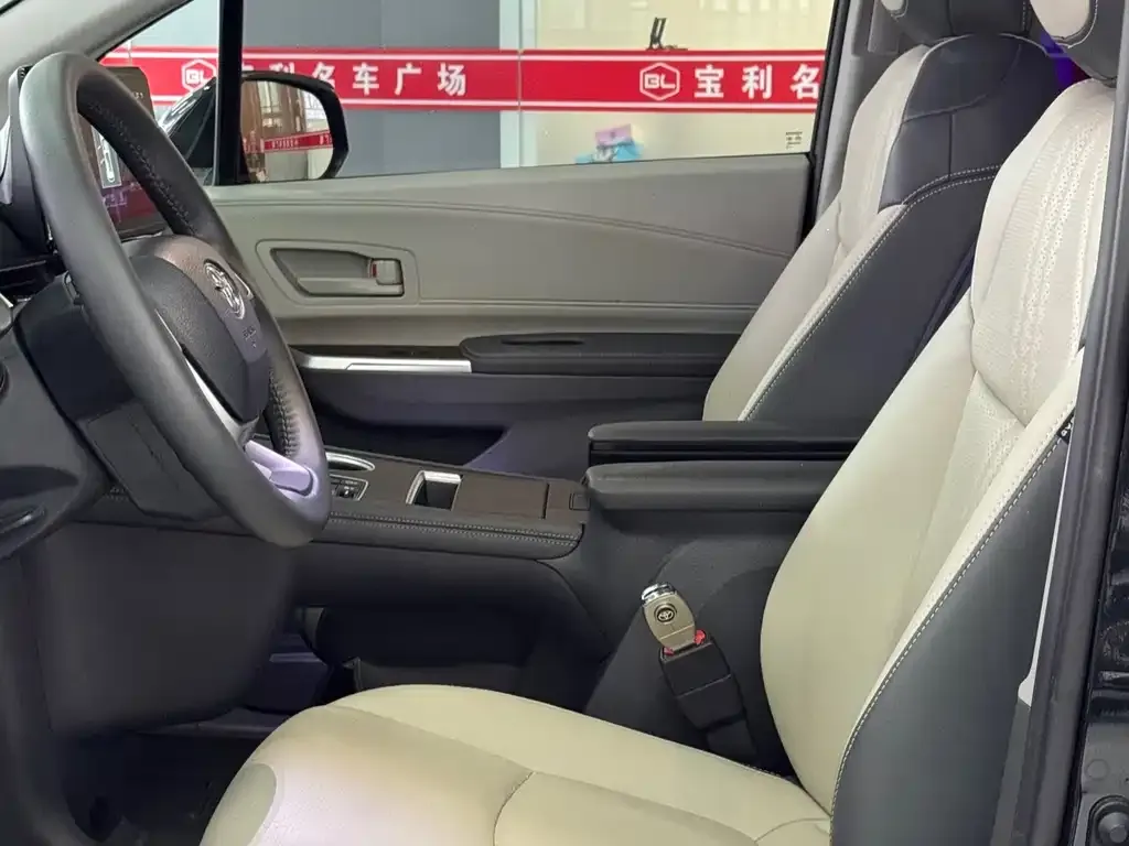 Toyota Granvia — фото 7