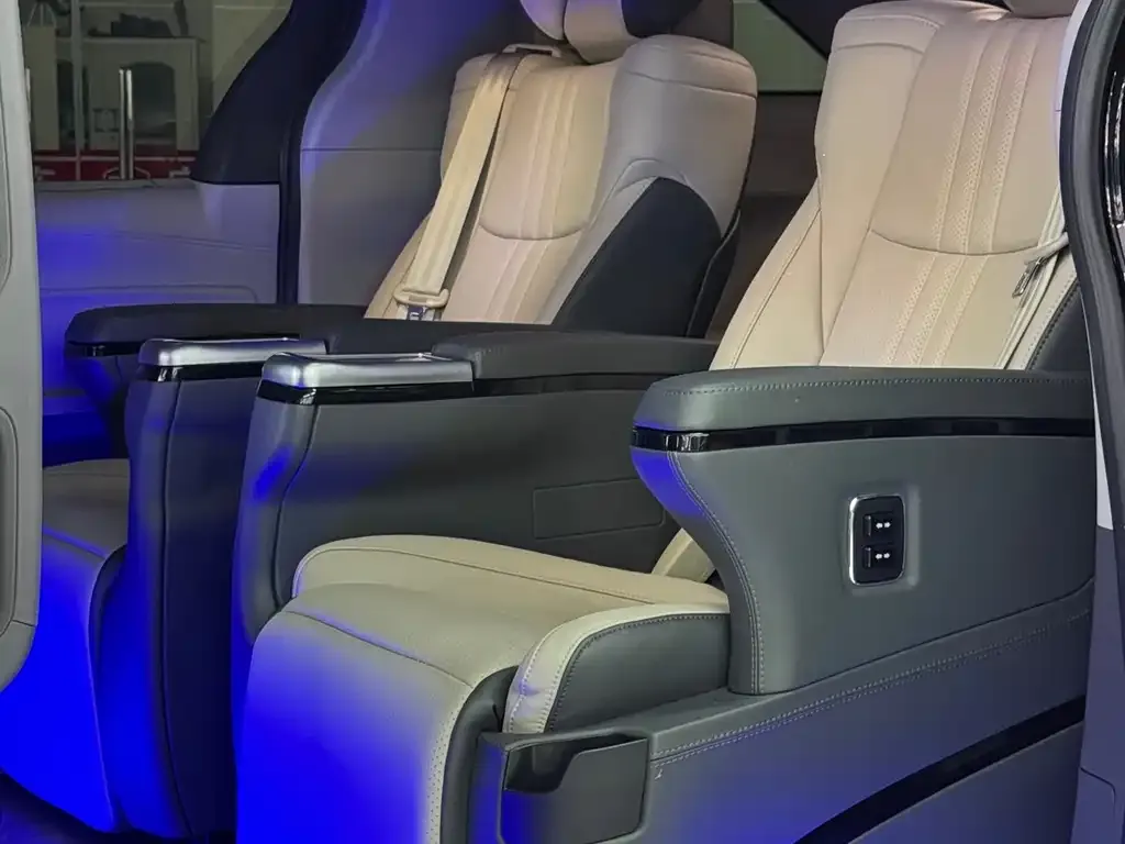 Toyota Granvia — фото 3