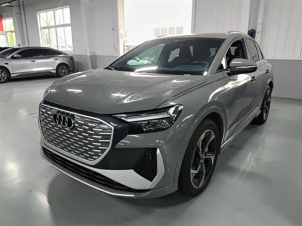 Audi Q4 e-tron — фото 1