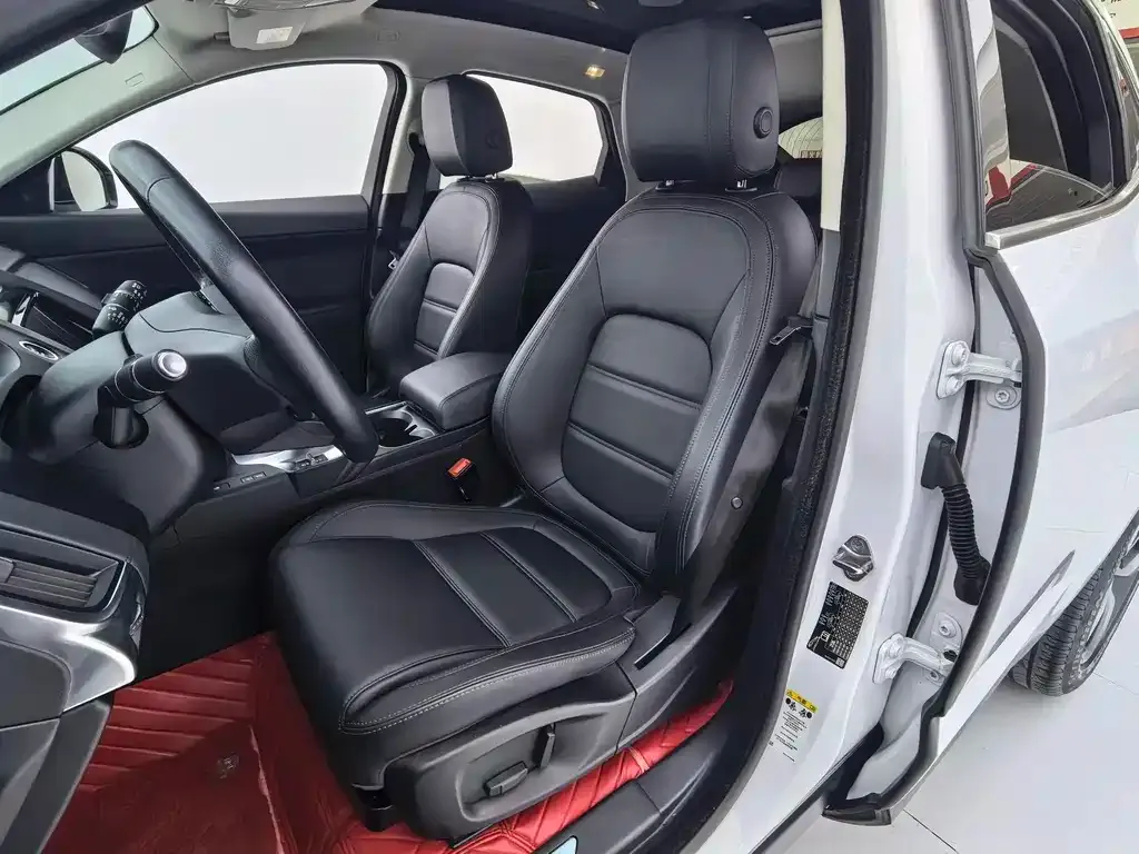 Jaguar E-PACE — фото 10