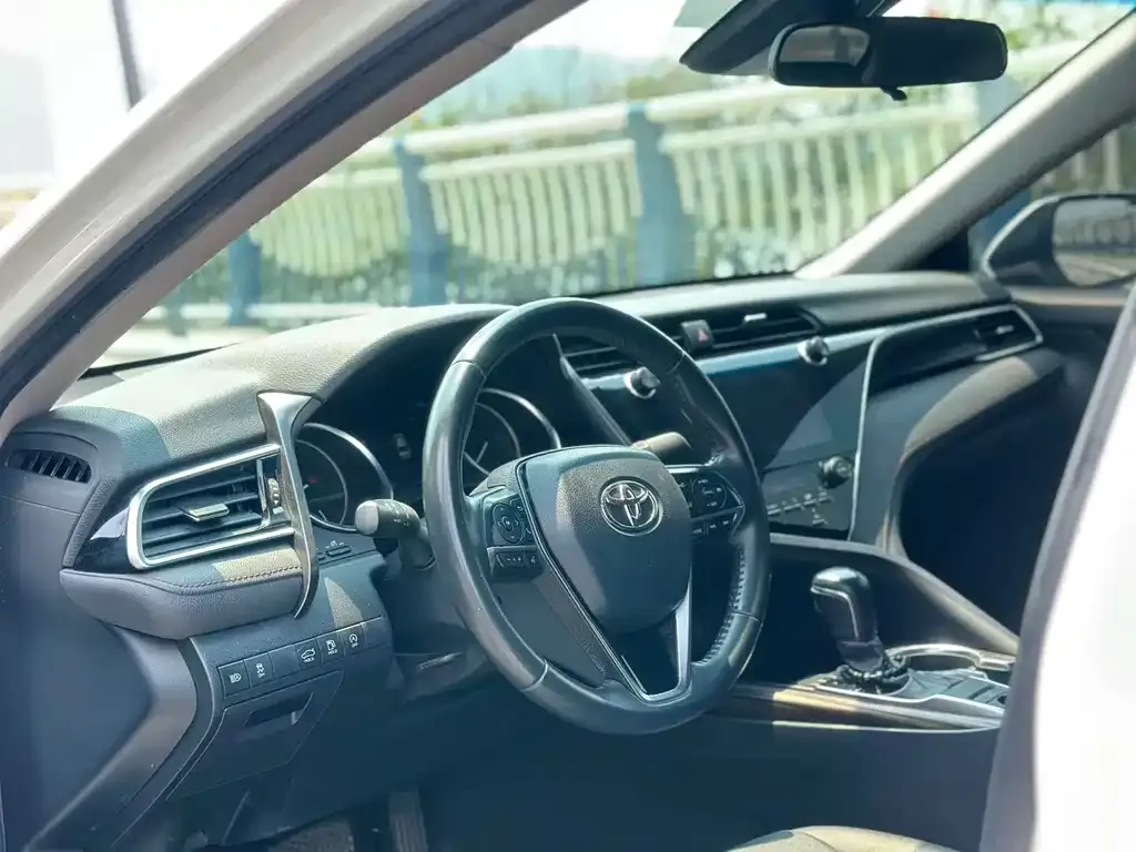 Toyota Camry — фото 3