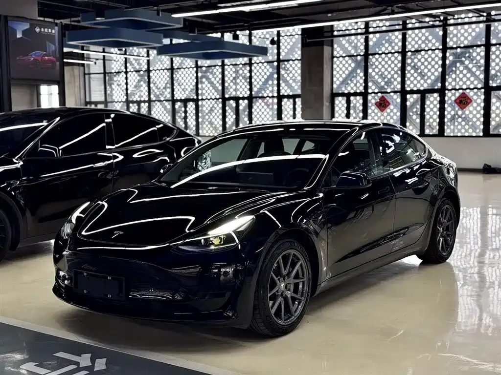 Tesla Model 3 — фото 1
