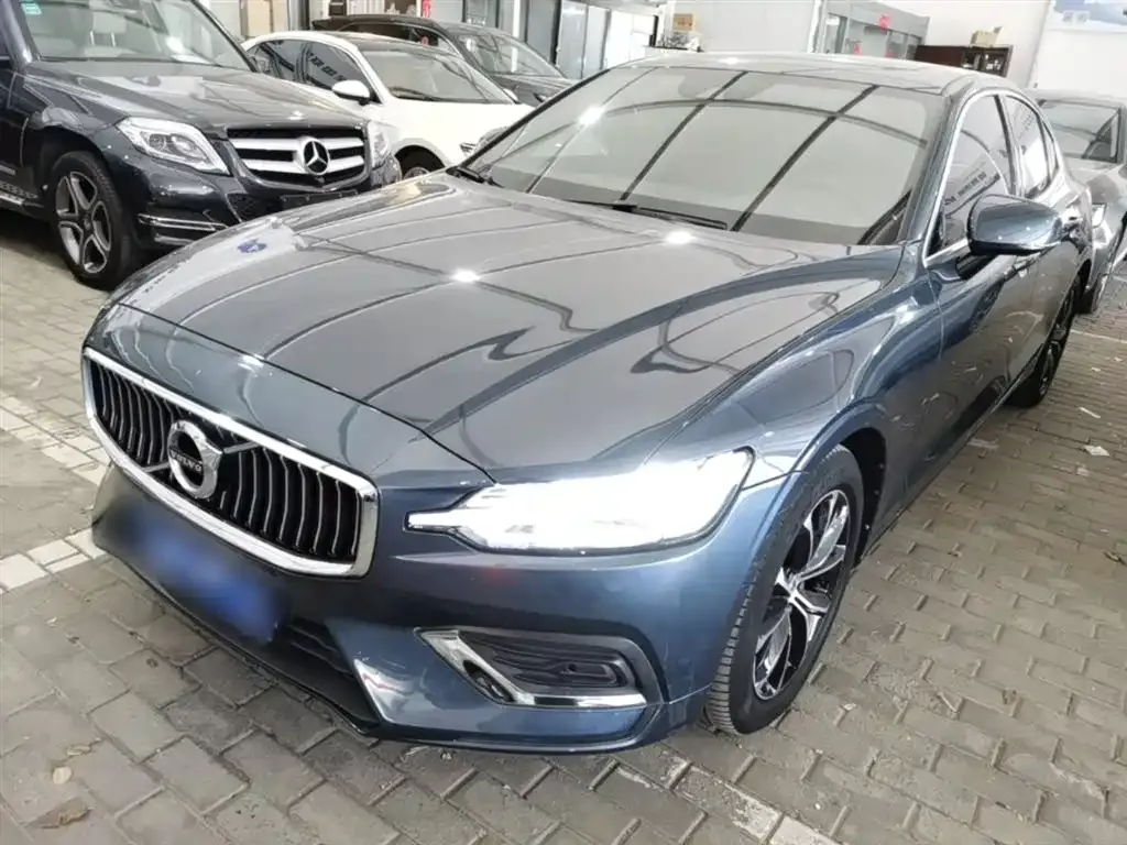 Volvo S60 — фото 1