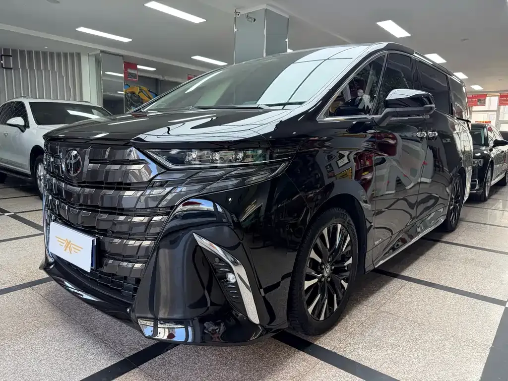 Toyota Alphard — фото 1