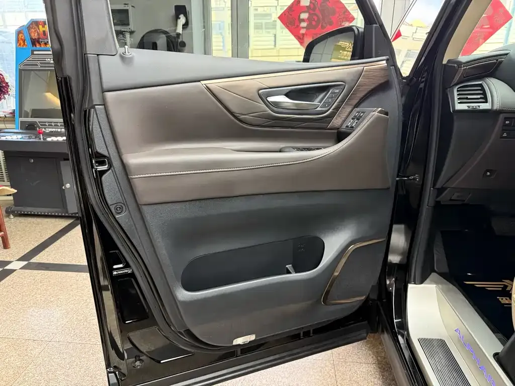 Toyota Alphard — фото 8