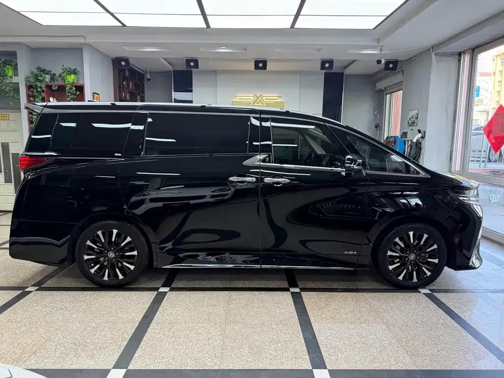 Toyota Alphard — фото 7