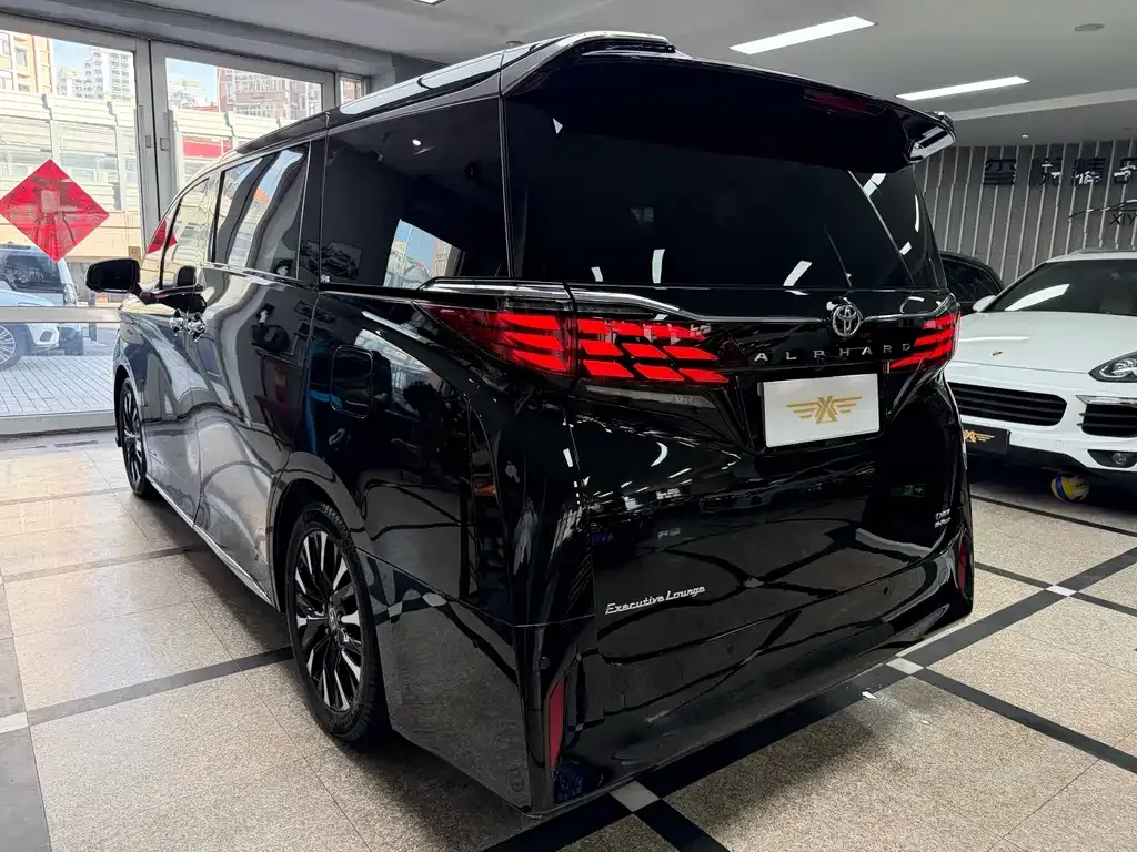 Toyota Alphard — фото 5