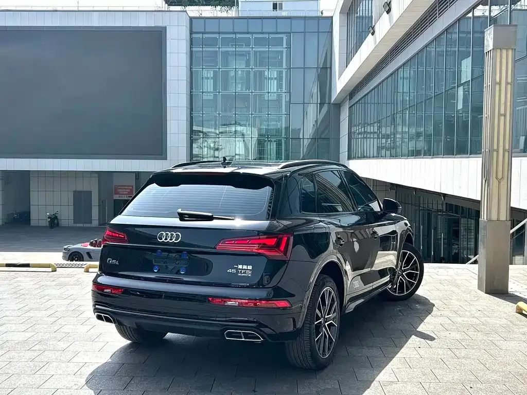 Audi Q5L — фото 9