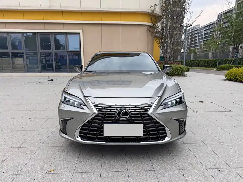 Lexus ES — фото 1